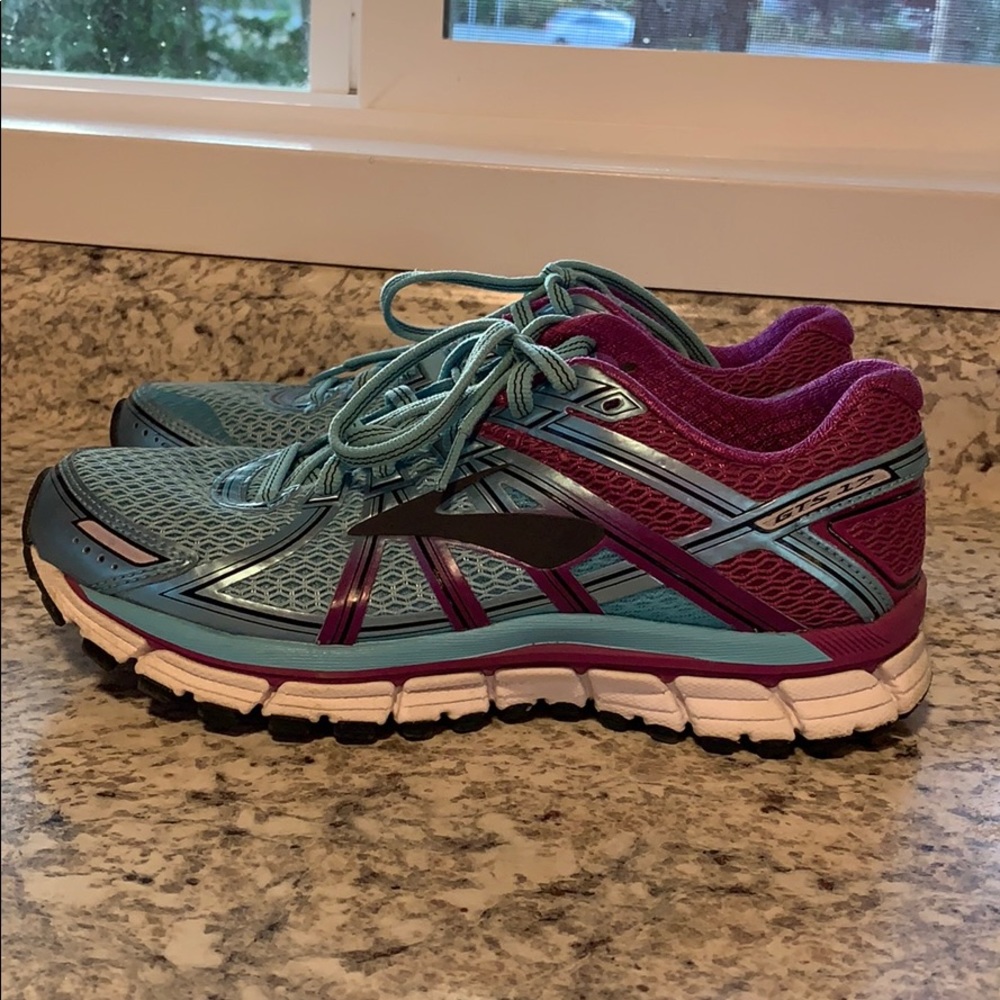 Brooks GTS 17 tennis shoes